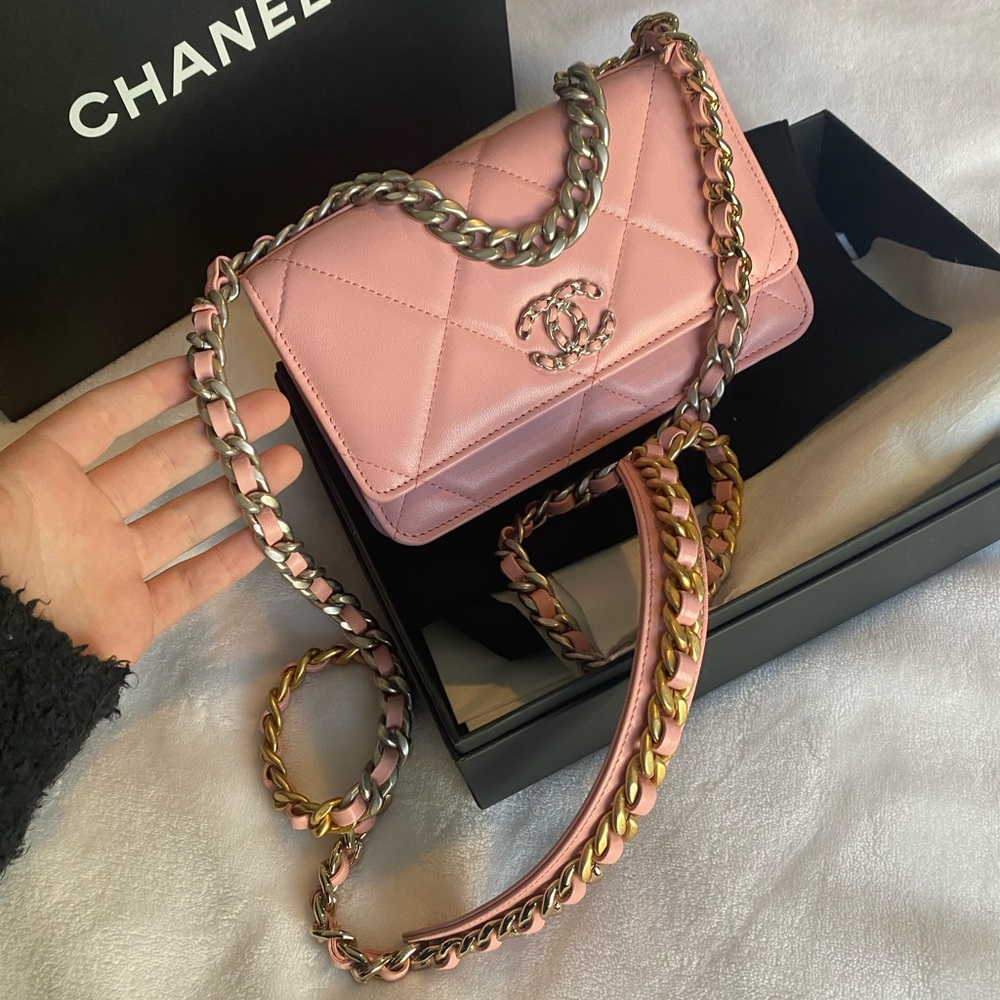 Chanel 19 WOC